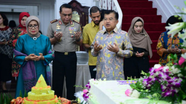 JK pimpin doa di hari ulang tahun istrinya ke 75