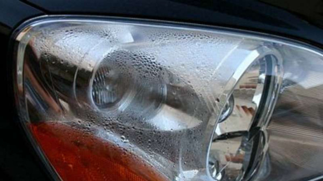 Embun pada lampu mobil.