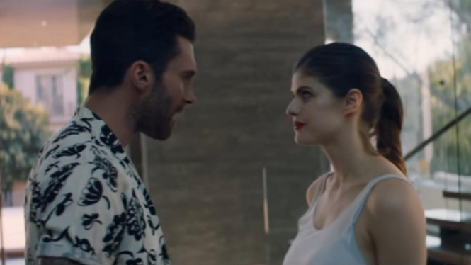 Adam Levine dan Alexandra Daddario