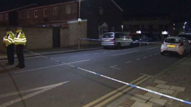Polisi berjaga di area sekitar London City Airport usai temuan bom