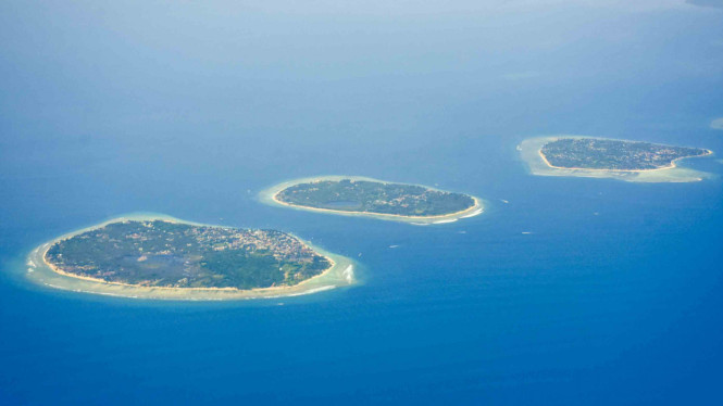 Foto udara kawasan wisata Tiga Gili (Gili Trawangan, Gili Meno, Gili Air)