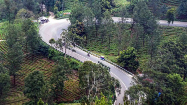 Suasana jalan di jalur wisata Puncak, Kabupaten Bogor