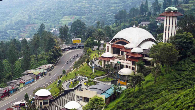 Suasana jalan di jalur wisata Puncak, Kabupaten Bogor
