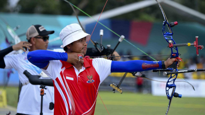 Atlet panahan Indonesia, Riau Ega Agata (kanan)