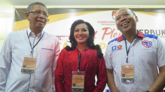 Cagub Kalbar Sutarmidji (kiri) bersama Cagub Kalbar Karolin Margret (tengah) dan Cagub Milton Crosby