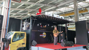 Iwan Fals manggung di atas truk