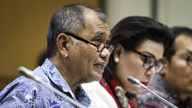 Ketua Komisi Pemberantasan Korupsi (KPK) Agus Rahardjo (kiri)