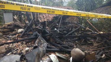 Sebuah rumah di Bogor dibakar habis seorang pria yang cemburu.