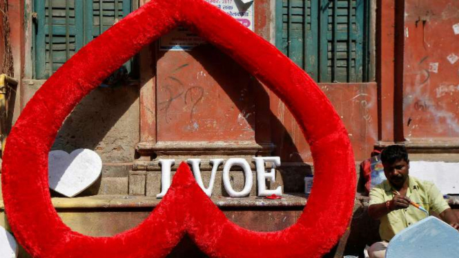 Pengrajin atribut hari Valentine di India