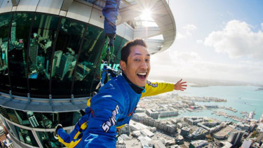 SkyJump di Sky Tower Auckland, Selandia Baru.