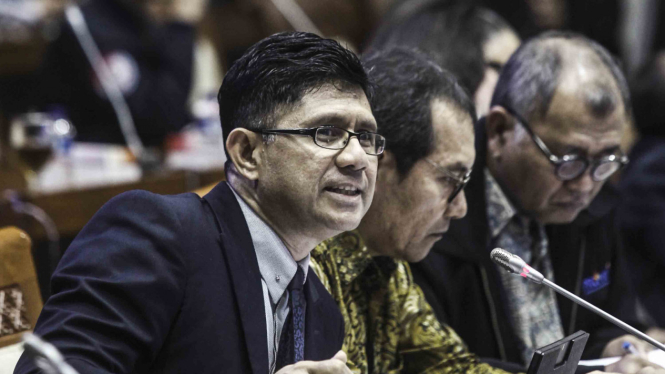 Wakil Ketua KPK Laode Muhammad Syarif (kiri)