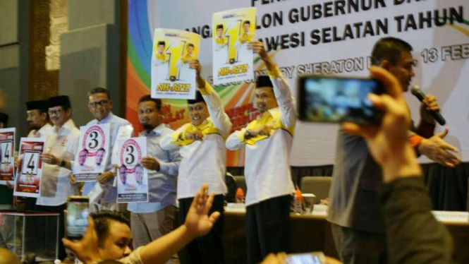 Empat pasang calon gubernur dan wakil gubernur Sulawesi Selatan dalam pengundian nomor urut di di Hotel Four Points by Sheraton Makassar pada Selasa, 13 Februari 2018.
