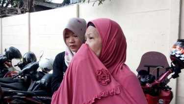 Keluarga korban pembunuhan satu keluarga di Tangerang, Selasa, 13 Februari 2018.