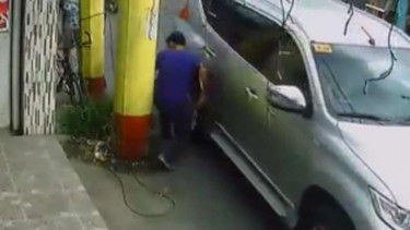 Modus tabrakkan diri ke mobil.