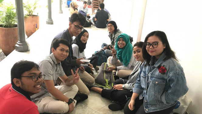 Safira dan rekan-rekan wartawan di Balai Kota Jakarta.