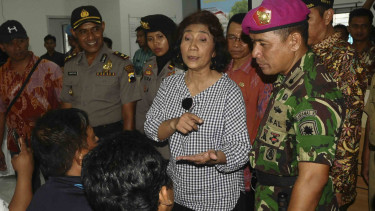 Menteri Kelautan dan Perikanan Susi Pudjiastuti (tengah) berdialog dengan nelayan