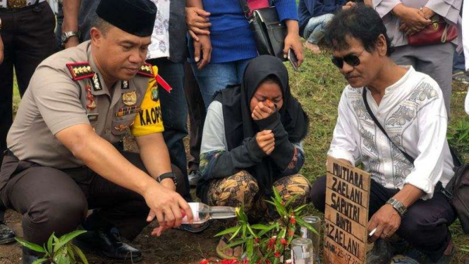 Kapolres Tangerang, Kombes Harry dan Zaelani saat pemakaman Tiara.