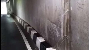 Dinding underpass bandara Soetta Terminal 3.