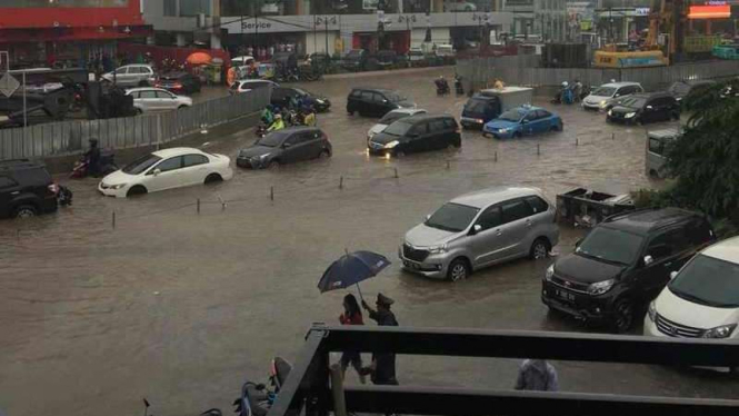 Banjir di Boulevard Barat Raya, MOI Kelapa Gading, Jakarta Utara.