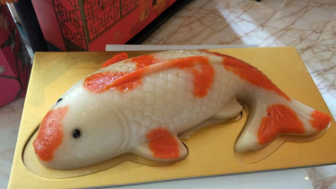 Nian Gao atau kue keranjang berbentuk ikan Koi.