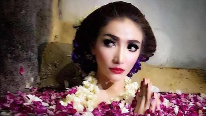Roro Fitria.