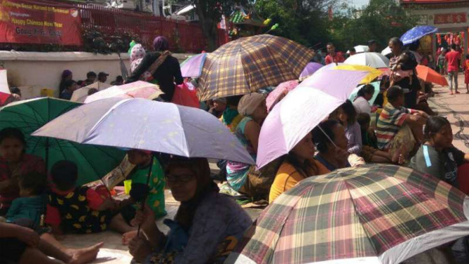 Para pengemis di klenteng di Petak Sembilan, Glodok, Jakarta Barat