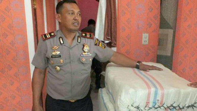 Petugas bersama barang bukti ganja seberat 400 kilogram.
