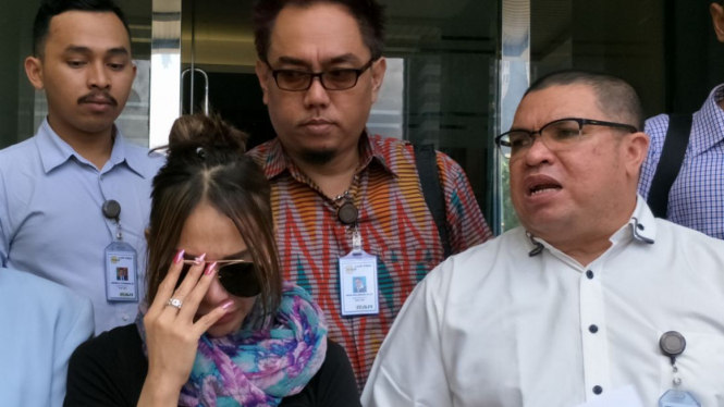 Gusti Rosaline dan tim kuasa hukumnya