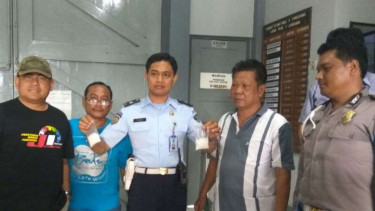 Aparat menunjukkan barang bukti sabu yang disita dari pengunjung Lapas Semarang