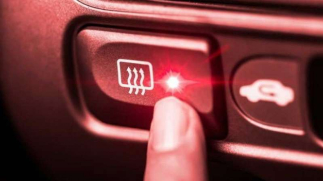 Fitur defogger pada mobil.