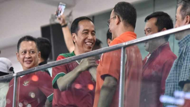 Presiden Jokowi dan Gubernur DKI, Anies Baswedan di Final Piala Presiden