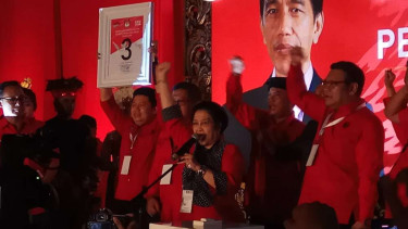 Megawati Soekarnoputri bersama pendukungnya usai mendapat nomor urut 3.