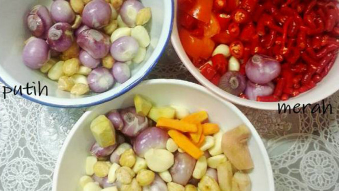 Bahan-baham bumbu dasar merah, putih dan kuning.