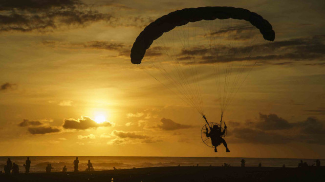Suasana sore di Pantai Parangkusumo, Bantul, DI Yogyakarta