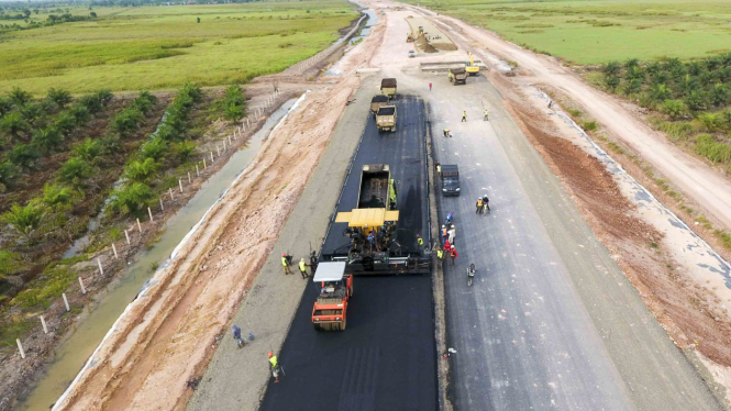 Pengaspalan jalan Tol Trans Sumatera Ruas Palembang-Indralaya (Palindra)