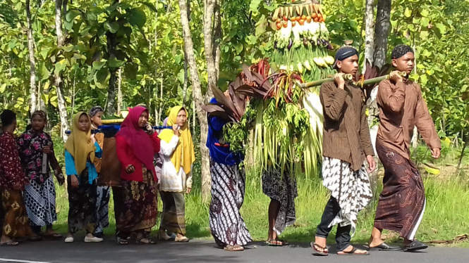 Arak-arakan tumpeng di Dlingo Bantul DIY.