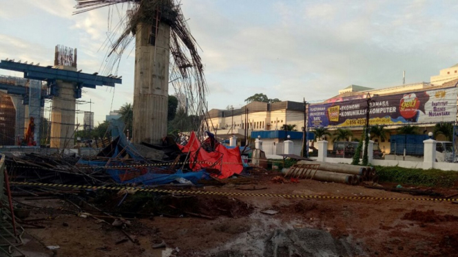 Tiang penyangga tol Becakayu roboh