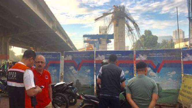 Tiang penyangga tol Becakayu roboh