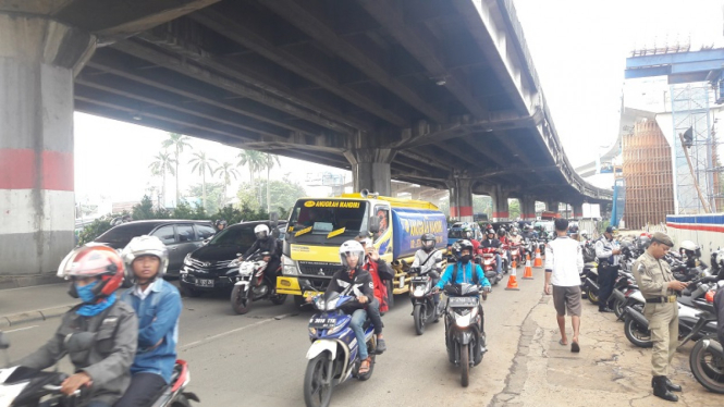 Lalu lintas di Jalan DI Panjaitan pasca robohnya tiang pancang Tol Becakayu