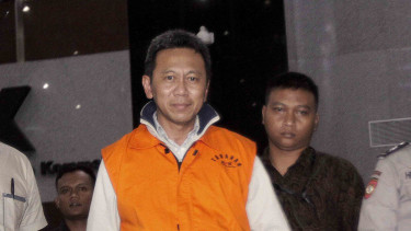 Bupati Kebumen, Mohammad Yahya Fuad (tengah) mengenakan rompi tahanan