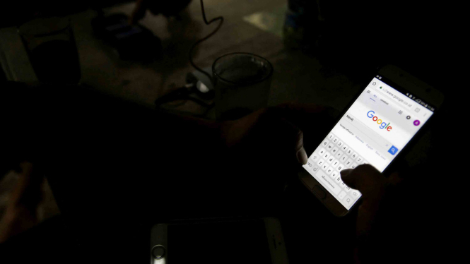 Mengakses Google melalui smartphone.