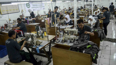 Suasana kerja di suatu pabrik pakaian di Bandung (Ilustrasi)