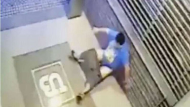 Pria buang air besar di depan tower block dan tergelincir tinja sendiri