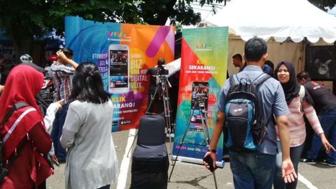 Ribuan mahasiswa menyerbu kegiatan Viva Youth Festival di kompleks kampus Unpad di Jalan Dipati Ukur, Kota Bandung, Jawa Barat, pada Rabu, 21 Februari 2018.