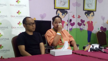 Jenny Cortez konferensi pers soal persalinannya.