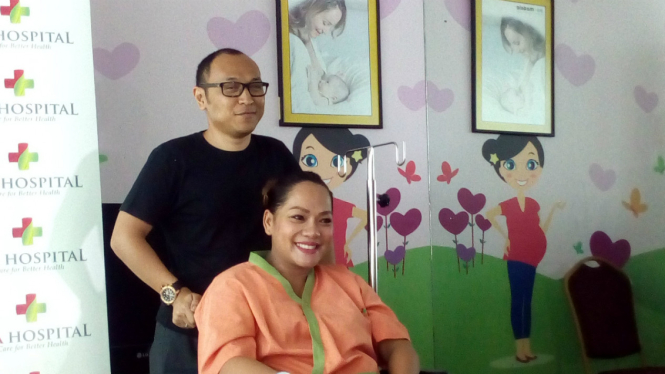 Jenny Cortez saat konferensi pers soal persalinannya.