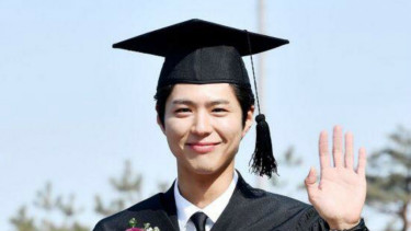Park Bo Gum saat wisuda