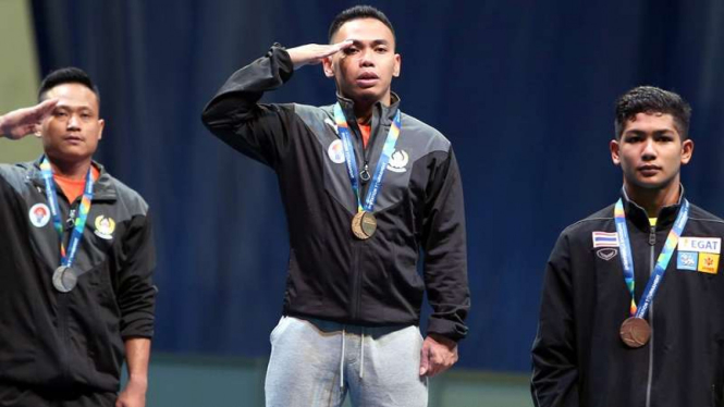 Atlet angkat besi Indonesia, Eko Yuli Irawan (tengah)