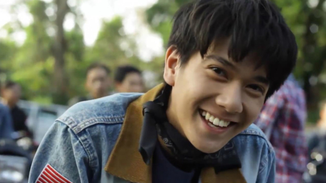 Iqbaal Ramadhan dalam film Dilan 1990.