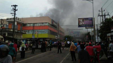 Matahari Mal Kudus terbakar.